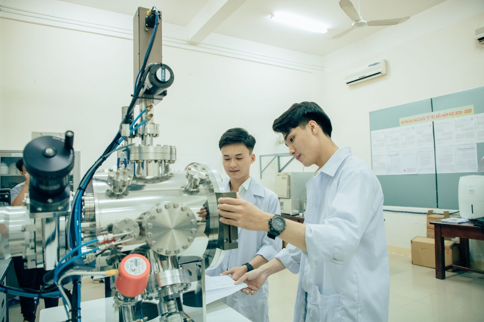 Sinh viên ngành Vật lý kỹ thuật thực hành với máy phún xạ tại Phòng thí nghiệm Khoa học Vật liệu của Khoa Lý - Hóa, Trường Đại học Sư phạm - Đại học Đà Nẵng. Sinh viên ngành Vật lý kỹ thuật thực hành với máy phún xạ tại Phòng thí nghiệm Khoa học Vật liệu của Khoa Lý - Hóa, Trường Đại học Sư phạm - Đại học Đà Nẵng.