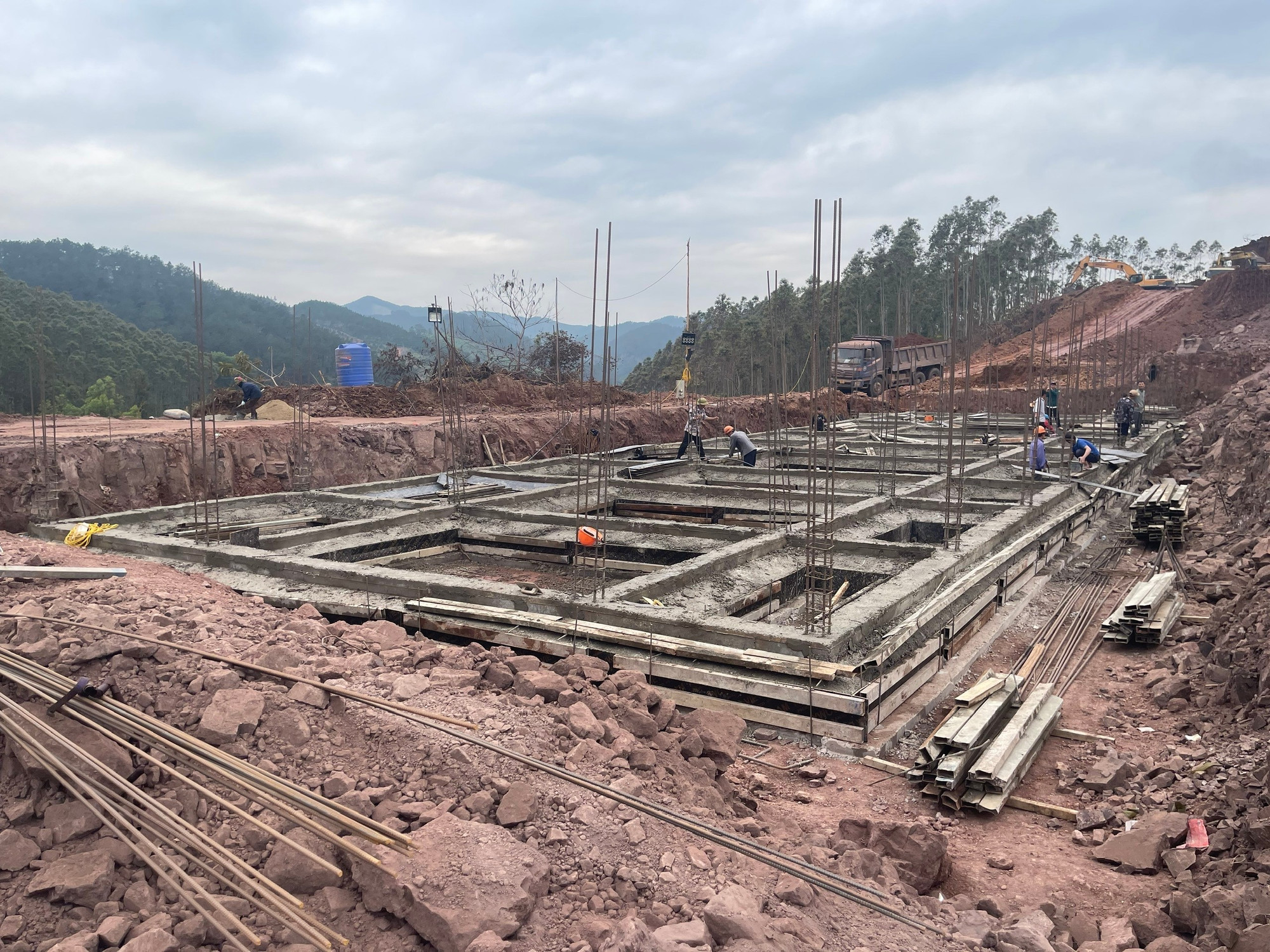 Dựa trên phối cảnh dự án, các công trình trường phổ thông nội trú liên cấp xã biên giới ở Lạng Sơn đang được đẩy nhanh tiến độ, hoàn thành theo kế hoạch.