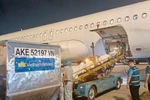 Những kiện hàng nhu yếu phẩm hỗ trợ vùng lũ đầu tiên trên chuyến bay của Vietnam Airlines đã đến Huế