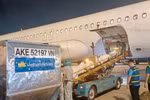 Những kiện hàng nhu yếu phẩm hỗ trợ vùng lũ đầu tiên trên chuyến bay của Vietnam Airlines đã đến Huế