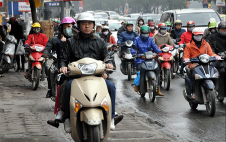 Do ùn tắc nên nhiều người phải đi trên vỉa hè. Ảnh: Ngọc Lân Do ùn tắc nên nhiều người phải đi trên vỉa hè. Ảnh: Ngọc Lân