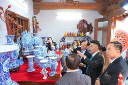 Chuyển đổi số là "đòn bẩy" giúp cơ sở sản xuất gốm sứ tối ưu sản xuất