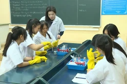 NGƯT Nguyễn Thị Thu Huyền và hành trình 24 năm "thắp lửa", khơi dậy đam mê Hóa học cho học sinh