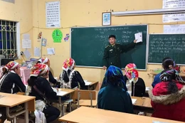 "Người thầy áo lính" thắp sáng lớp học vùng biên