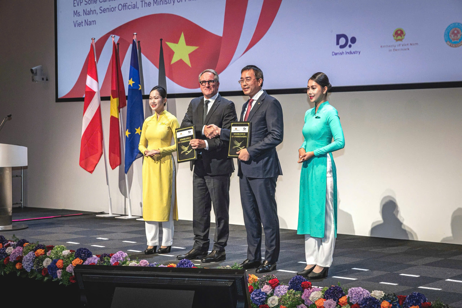 4-chu-tich-hdqt-dang-ngoc-hoa-va-ong-lars-sandahl-srensen-giam-doc-dieu-hanh-danish-industry-trao-mou-hop-tac.jpg