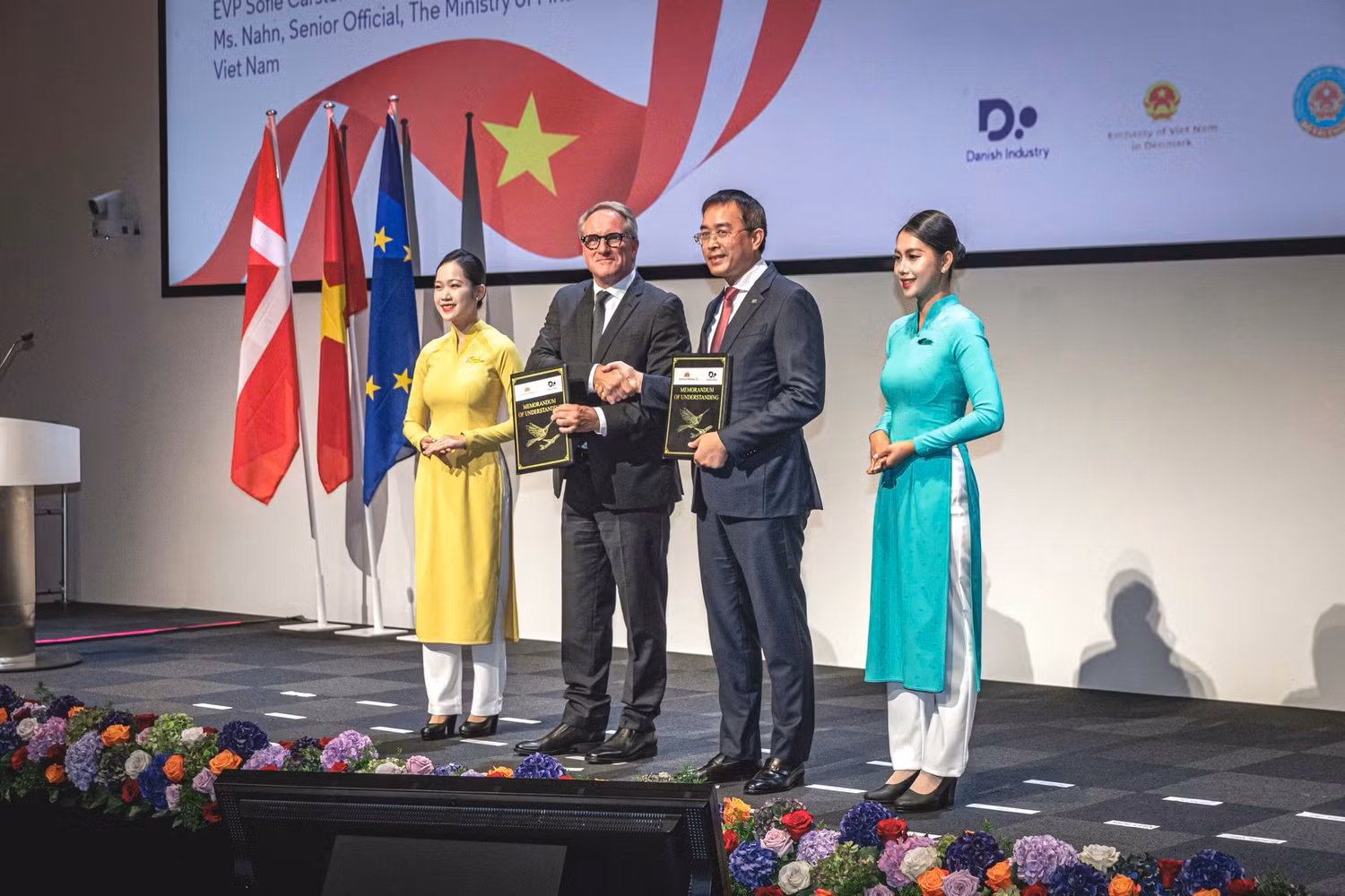 4-chu-tich-hdqt-dang-ngoc-hoa-va-ong-lars-sandahl-srensen-giam-doc-dieu-hanh-danish-industry-trao-mou-hop-tac.jpg