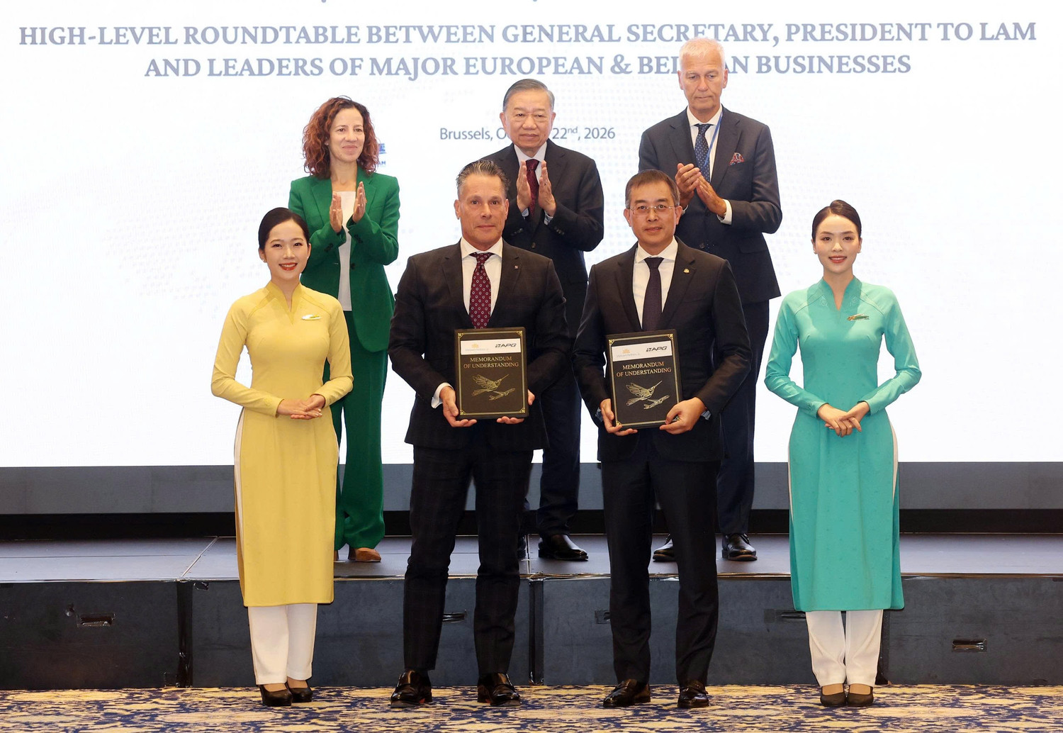 1-chu-tich-hdqt-dang-ngoc-hoa-va-ong-johannes-van-der-velden-tgd-thanh-vien-hdqt-apg-inc-trao-mou-tai-toa-dam-doanh-nghiep-viet-nam-chau-au-anh-ttxvn.jpg
