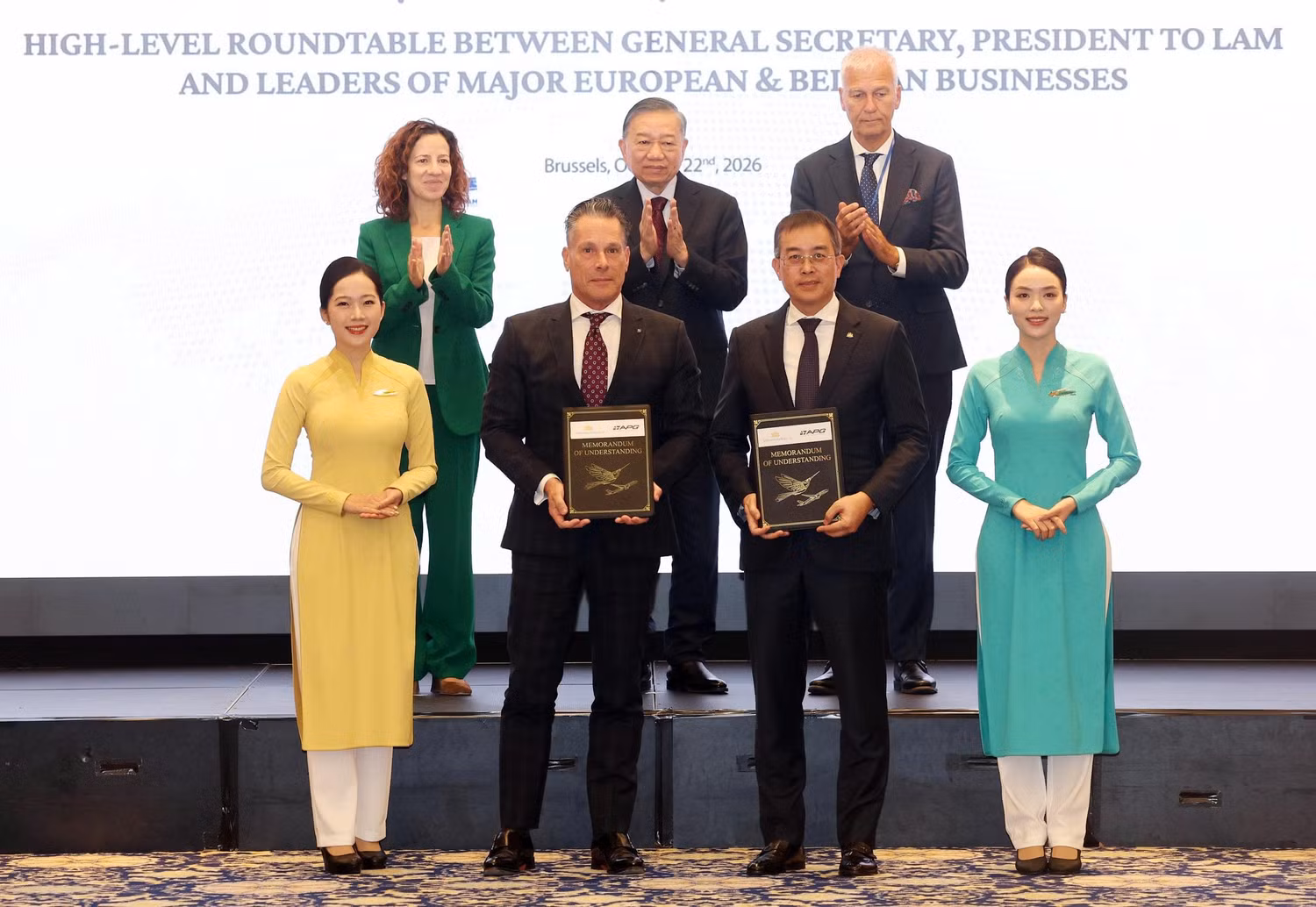 1-chu-tich-hdqt-dang-ngoc-hoa-va-ong-johannes-van-der-velden-tgd-thanh-vien-hdqt-apg-inc-trao-mou-tai-toa-dam-doanh-nghiep-viet-nam-chau-au-anh-ttxvn.jpg