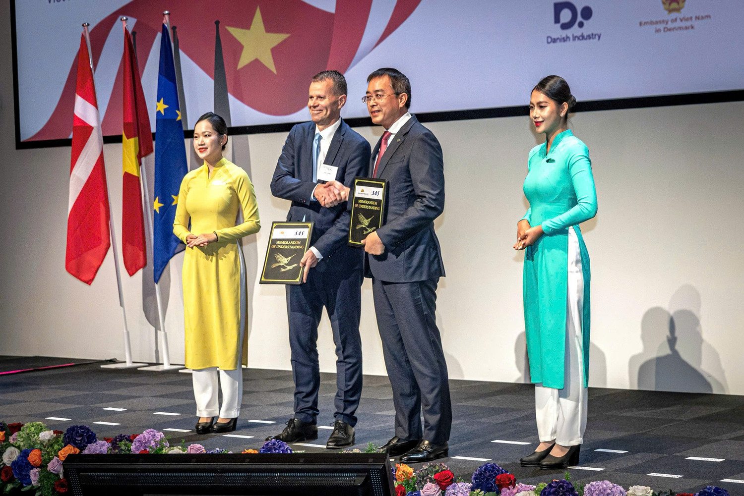 3-chu-tich-hdqt-dang-ngoc-hoa-va-ong-paul-verhagen-pho-chu-tich-giam-doc-thuong-mai-sas-trao-mou-hop-tac.jpg