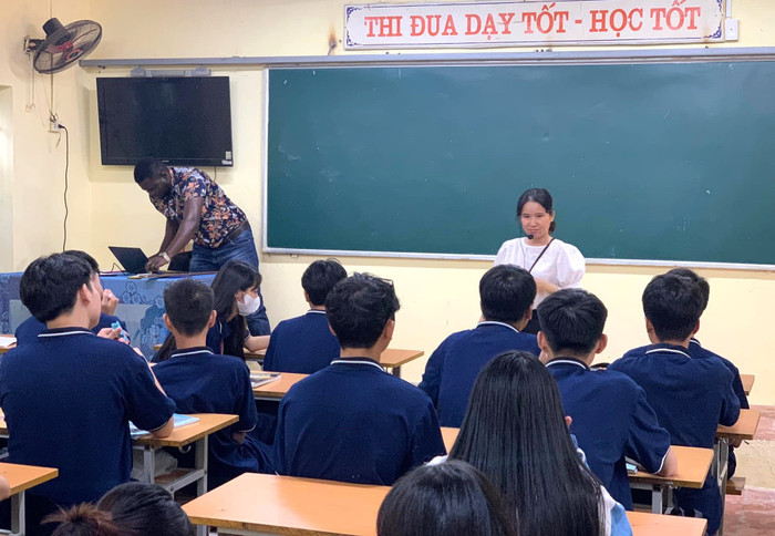 Học sinh Trường Trung học phổ thông Đặng Thai Mai (xã Trung Giã, Hà Nội) trong một buổi học trải nghiệm học tiếng Anh với giáo viên nước ngoài. Ảnh: website nhà trường. hoc-sinh-truong-dang-thai-mai.jpg