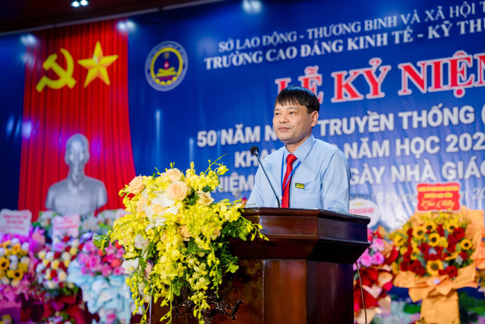 Thạc sĩ Nguyễn Văn Ba – Hiệu trưởng Trường Cao đẳng Kinh tế - kỹ thuật Hoà Bình. Ảnh: website nhà trường. thay-ba-2.jpg