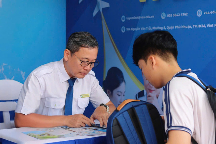 Thạc sĩ Nguyễn Minh Tùng - Trưởng phòng, Phòng Tuyển sinh và Công tác sinh viên, Học viện Hàng không Việt Nam trong một buổi tư vấn tuyển sinh. Ảnh: NVCC. 0f2bfb16d2a765f93cb6.jpg