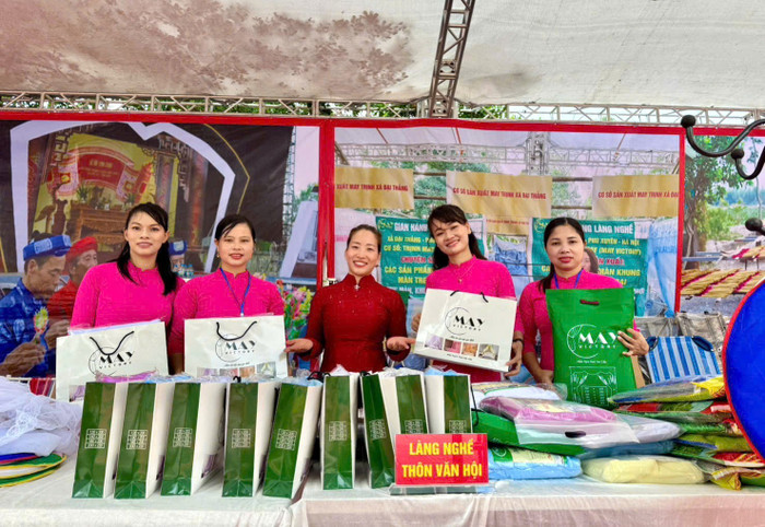 Ứng dụng chuyển đổi số giúp sản phẩm của làng nghề tiếp cận với khách hàng rộng rãi hơn. Ảnh: NVCC. man-rem.jpg