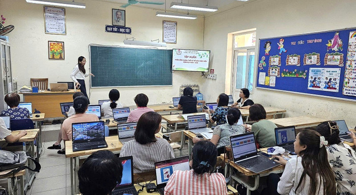 Giáo viên Trường Tiểu học Võ Thị Sáu trong một buổi tập huấn về công nghệ số. Ảnh: NTCC. tap-huan.jpg