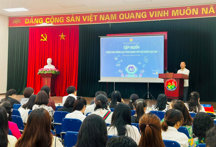 Ủy ban nhân dân phường Láng tổ chức Hội nghị tập huấn chuyên sâu về ứng dụng trí tuệ nhân tạo (AI). Ảnh: UBND phường. phuong-lang-5.jpg