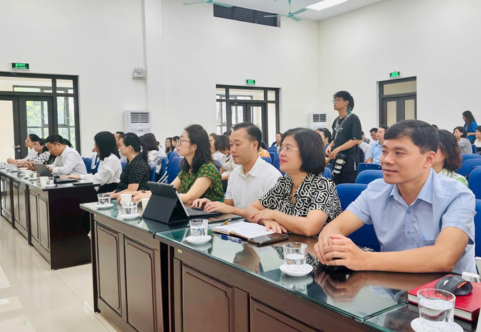 Cán bộ, công chức Ủy ban nhân dân phường Láng trong buổi tập huấn về AI. Ảnh: UBND phường. phuong-lang-4.jpg