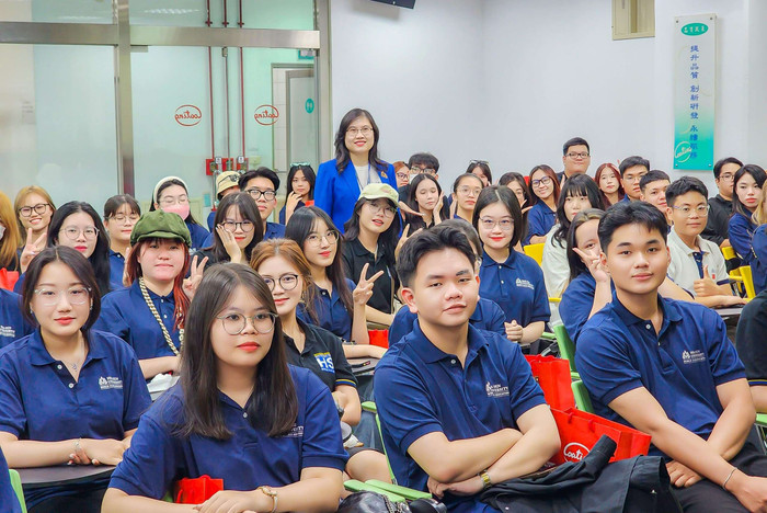 Sinh viên Trường Đại học Hoa Sen trong một buổi tham quan trực tiếp tại doanh nghiệp. Ảnh: website nhà trường. sv-hoa-sen-3.jpg