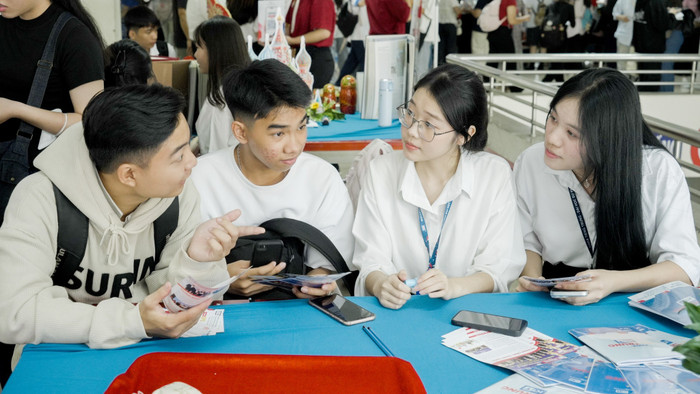 Sinh viên Trường Đại học Sư phạm Thành phố Hồ Chí Minh trong ngày hội tư vấn tuyển sinh và hướng nghiệp. Ảnh: website nhà trường. sv.jpg