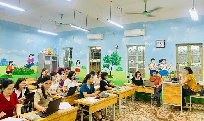 Giáo viên Trường Tiểu học Đông Quang (xã Quảng Oai, Hà Nội) tham gia tập huấn ứng dụng công nghệ thông tin trong quản lý và giảng dạy. Ảnh: NTCC. thay-co-truong-dong-quang-8862.jpg