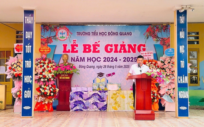 Thầy Nguyễn Anh Tuấn - Hiệu trưởng Trường Tiểu học Đông Quang (xã Quảng Oai, Hà Nội). Ảnh: NVCC. thay-tuan.jpg