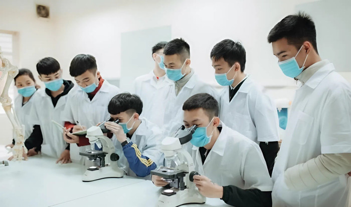 Giảng viên và sinh viên Trường Đại học Lâm nghiệp trong một buổi nghiên cứu khoa học. Ảnh website nhà trường. snapedit-1760242932359.jpg