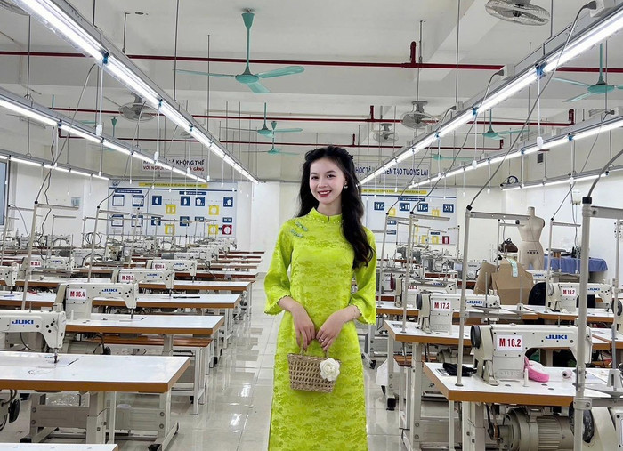 Sinh viên Trường Đại học Kinh tế - Kỹ thuật Công nghiệp trong buổi học thực hành cắt may áo dài. Ảnh website nhà trường. sv-2.jpg