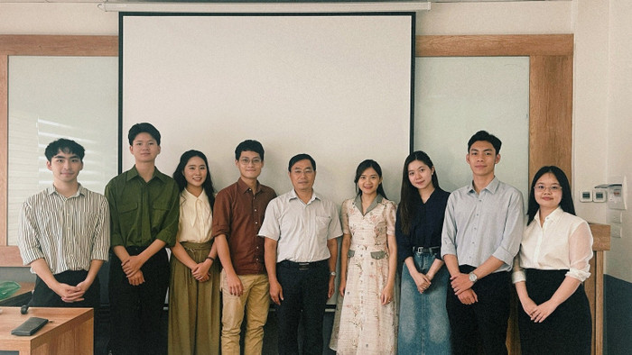 Khánh Linh (thứ ba từ trái qua) cùng thầy giáo và các bạn Trường Đại học Ngoại thương trong buổi bảo vệ khóa luận tốt nghiệp. Ảnh: NVCC. em-linh.jpg