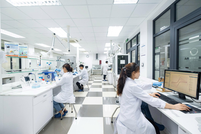 Nghiên cứu sinh đang làm thí nghiệm tại Viện Nghiên cứu Nano, Đại học Phenikaa. Ảnh: Viện cung cấp anh-vien-1.jpg