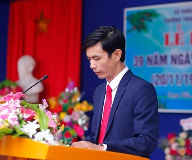 Thầy Đỗ Thành Công – Hiệu trưởng Trường Trung học phổ thông Trạm Tấu (tỉnh Yên Bái). Ảnh: NVCC. thay-cong.jpg
