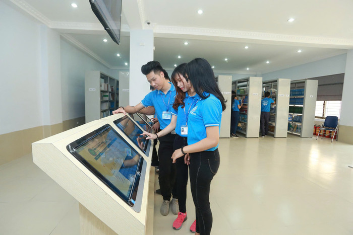 Sinh viên Trường Đại học Mỏ - Địa chất sử dụng thư viện số để tra cứu tài liệu, nghiên cứu và phục vụ học tập. Ảnh: NTCC. sinh-vien-1.jpg