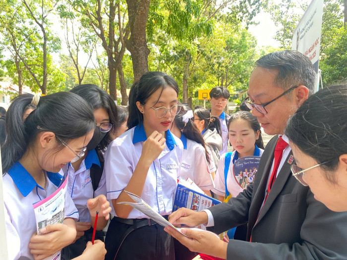 Phó Giáo sư, Tiến sĩ Nguyễn Văn Thụy - Trưởng phòng Tuyển sinh và Truyền thông, Trường Đại học Ngân hàng Thành phố Hồ Chí Minh trong một buổi tư vấn tuyển sinh. Ảnh: NVCC. thay-thuy-1.png