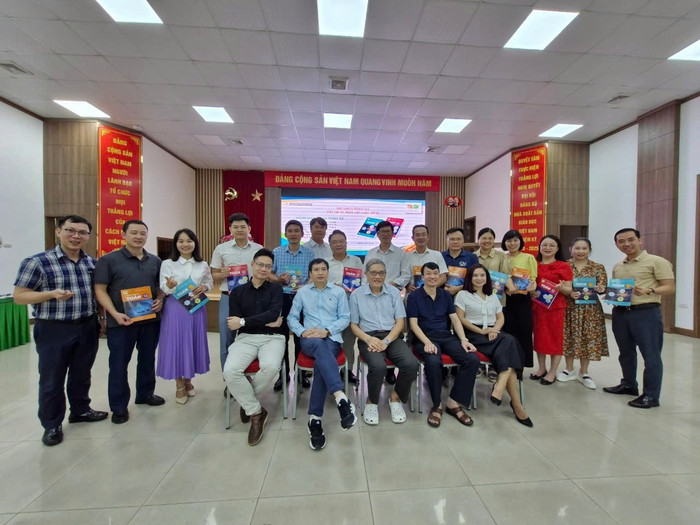 Thầy Minh cùng đội ngũ giáo viên tập huấn về sách giáo khoa mới tại Hà Nội. Ảnh: NVCC thay-minh-1.jpg