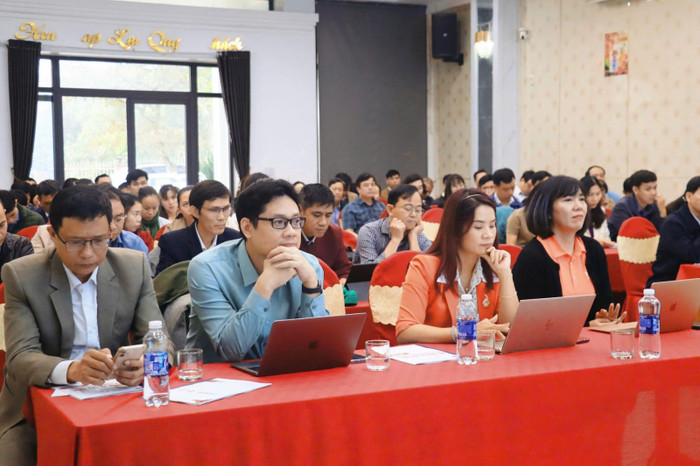 Thầy Minh (thứ hai từ trái sang) trong một buổi tập huấn về sách giáo khoa tại tỉnh Quảng Trị. Ảnh: NVCC thay-minh-3.jpg