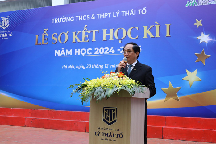 Thầy Trịnh Hùng Sơn - Hiệu trưởng Trường Trung học cơ sở - Trung học phổ thông Lý Thái Tổ (phường Yên Hòa, Hà Nội). Ảnh: NVCC. thay-son.jpg