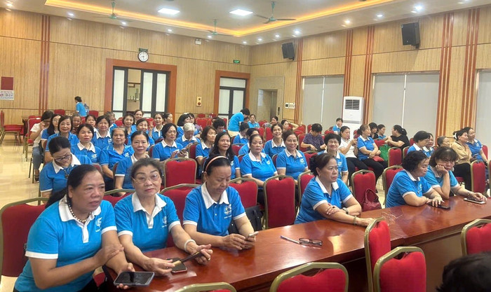 Cán bộ các Chi hội phụ nữ phường Khương Đình tích cực tham gia tập huấn trực tuyến nâng cao kỹ năng số. Ảnh: Ủy ban nhân dân phường Khương Đình. phu-nu.jpg