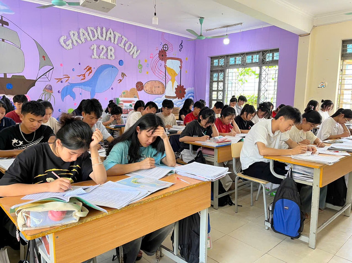 Học sinh Trường Phổ thông dân tộc nội trú - Trung học phổ thông Huyện Điện Biên (tỉnh Điện Biên) trong một buổi học ôn thi tốt nghiệp. Ảnh: NTCC. 5571ee2ba230166e4f21.jpg
