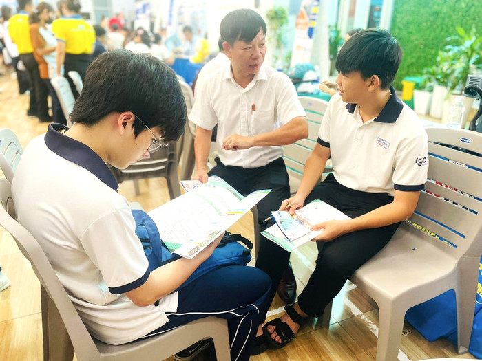 Tiến sĩ Nguyễn Trung Nhân (ở giữa) - Trưởng phòng, Phòng đào tạo Trường Đại học Công nghiệp Thành phố Hồ Chí Minh trong một buổi tư vấn tuyển sinh. Ảnh: NVCC. thay-nhan.jpg