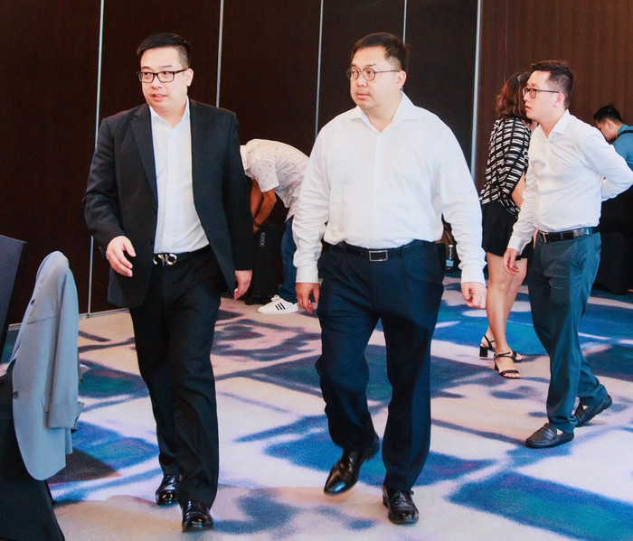 Ông Hoàng Nam Tiến (bên phải) và ông Hoàng Trung Dũng trong một buổi làm việc chung. Ảnh: NVCC. thay-tien.jpg