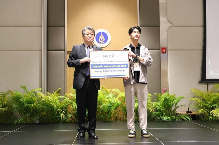 Duy Trung (bên phải) tham gia chương trình ASEAN In Today’s World 2024 do Đại học Kyushu (Nhật Bản) và Đại học Mahidol (Thái Lan) đồng tổ chức tại Thái Lan. Ảnh: NVCC. trung-1.jpg