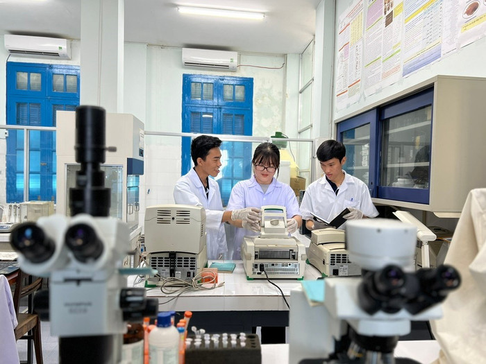 Sinh viên Trường Đại học Nha Trang trong một buổi thực hành thí nghiệm. Ảnh website nhà trường. sinh-vien-truong-dai-hoc-nha-trang.jpg
