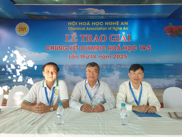 Thạc sĩ Nguyễn Hữu Tân - Trưởng Ban kiểm tra, Hội Hoá học Nghệ An; Tiến sĩ Chử Văn Nguyên - Tổng Thư ký Hội Hoá học Việt Nam; Phó giáo sư, Tiến sĩ, Nhà giáo ưu tú Cao Cự Giác - Chủ tịch Hội Hoá học Nghệ An (từ trái sang phải) tham dự lễ khai mạc kỳ thi. anh-1.jpg