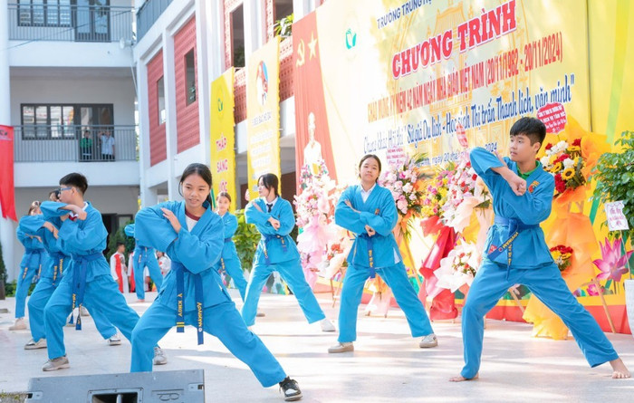 Học sinh Trường Trung học cơ sở Thị trấn Đông Anh (Đông Anh, Hà Nội) trong một buổi biểu diễn võ thuật . Ảnh: NTCC. hoc-sinh-1.jpg