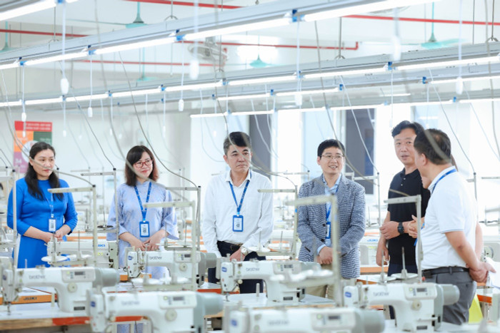 Thầy cô Khoa Dệt may và Thời trang, Trường Đại học Kinh tế - Kỹ thuật Công nghiệp trong một buổi bàn giao thiết bị Phòng thực hành Công nghệ may. Ảnh: website nhà trường. thay-co.jpg