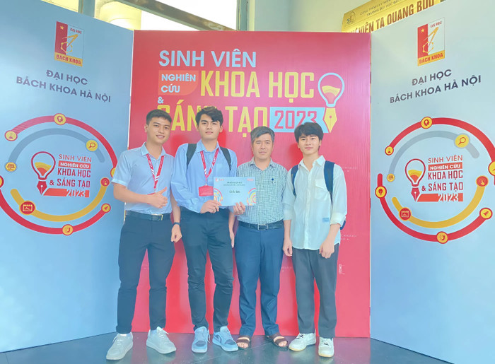 Phó Giáo sư, Tiến sĩ Lê Kiều Hiệp (áo kẻ) - Phó Viện trưởng Viện Công nghệ Năng lượng (Đại học Bách khoa Hà Nội) và nhóm sinh viên ngành Kỹ thuật Nhiệt. Ảnh: website nhà trường. snapedit-1753946079701.jpg