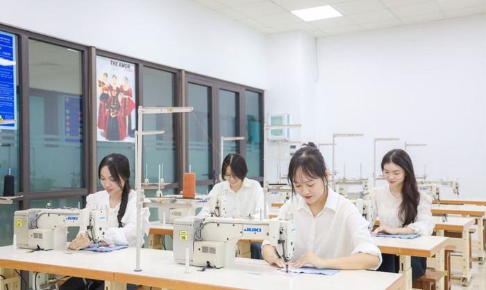 Sinh viên Trường Đại học Công nghiệp Hà Nội trong một buổi học thực hành. (Ảnh: website nhà trường) sv-dh-cong-nghiep.jpg