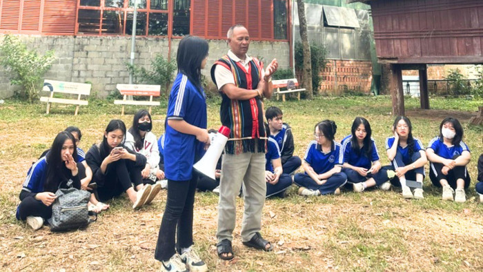 Học sinh Trường Trung học phổ thông Lê Lợi (phường Pleiku, tỉnh Gia Lai) trong một buổi học trải nghiệm thực tế ở làng văn hóa du lịch tại địa phương. Ảnh: website nhà trường. mau-kem-khung-hinh-cuoi-anh-bia-facebook-2.jpg