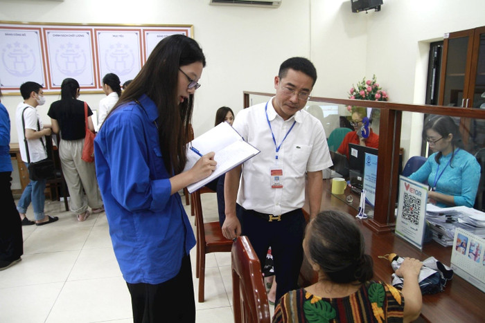Cán bộ, đoàn viên phường Khương Đình chủ động hỗ trợ, giải thích, hướng dẫn quy trình cho nhân dân thực hiện thủ tục hành chính. Ảnh: Ủy ban nhân dân phường Khương Đình. ubnd-phuong.jpg