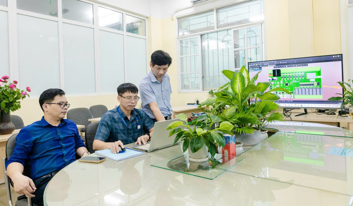 Tiến sĩ Quách Đức Cường (ở giữa) – Trưởng khoa, Khoa Tự động hóa, Trường Đại học Công nghiệp Hà Nội trong một buổi thực hiện nghiên cứu phát triển sản phẩm khoa học công nghệ. Ảnh: NVCC. 4d22ef5c08bebfe0e6af.jpg
