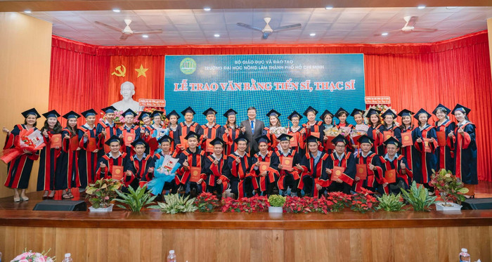 Một buổi lễ trao bằng tiến sĩ, thạc sĩ tại Trường Đại học Nông Lâm Thành phố Hồ Chí Minh. Ảnh: website nhà trường. trao-bang-1.jpg