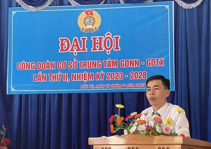 Thầy Phạm Ngọc Tú - Phó Giám đốc Trung tâm Giáo dục nghề nghiệp - Giáo dục thường xuyên Đăk Tô (xã Đăk Tô, tỉnh Quảng Ngãi). Ảnh: NVCC. snapedit-1759558439600.jpg